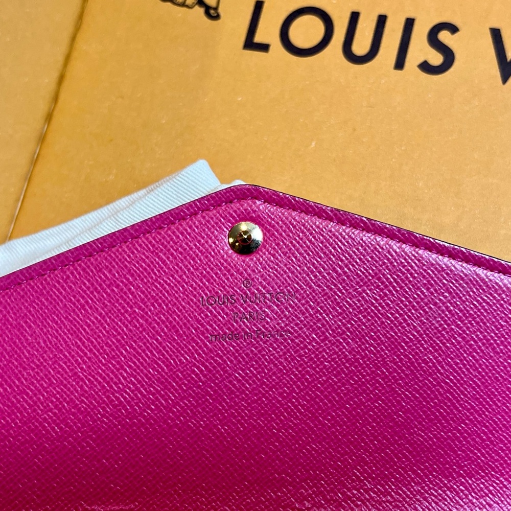 Louis vuitton limited edition Monogram love Lock full size Sarah Wallet - Picture 9 of 11